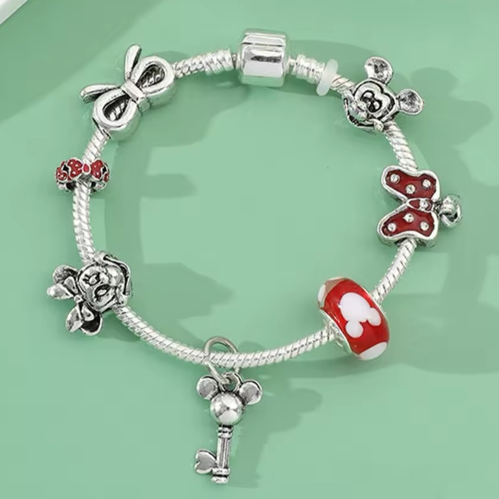 NEW Minnie Mouse Charm Bracelet